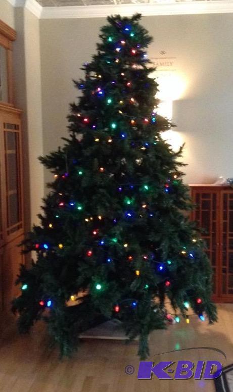 lot 11 image: Pre-Lit Christmas Tree