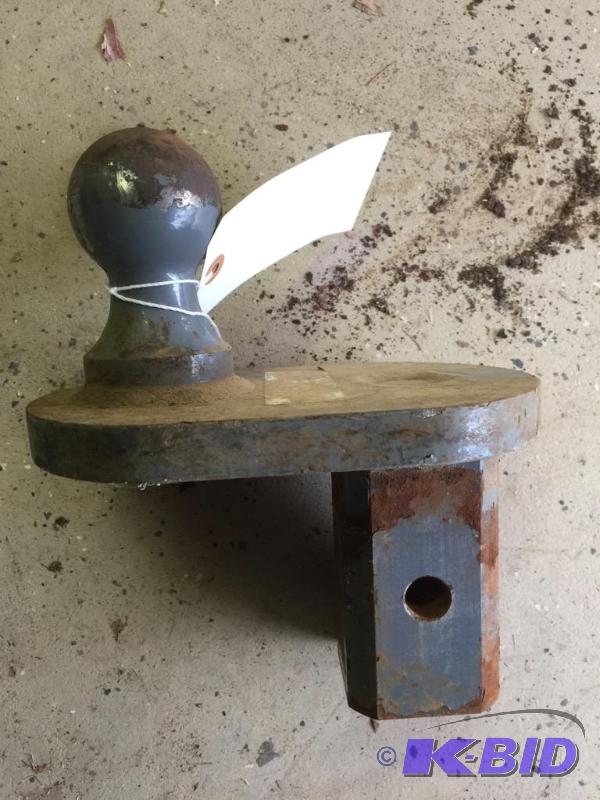lot 55 image: B & W Gooseneck Trailer Hitch