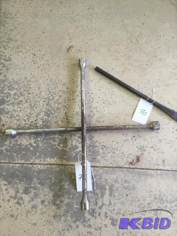 lot 70 image: Lug Wrench & Bar