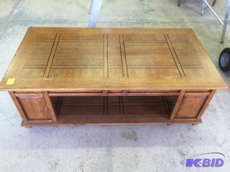 lot 73 image: Adjustable Height Coffee Table