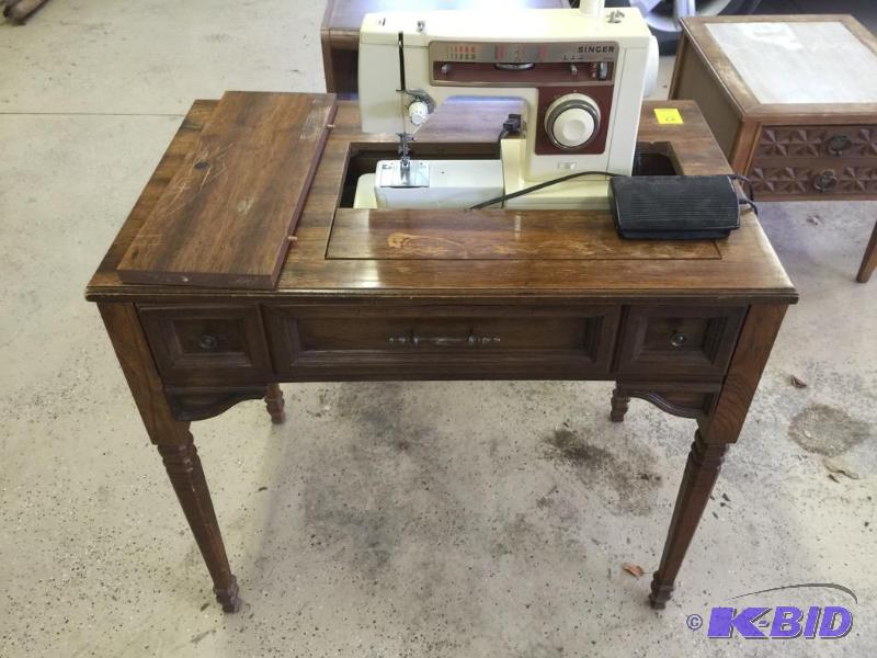 lot 77 image: Singer Sewing Machine and Cabinet