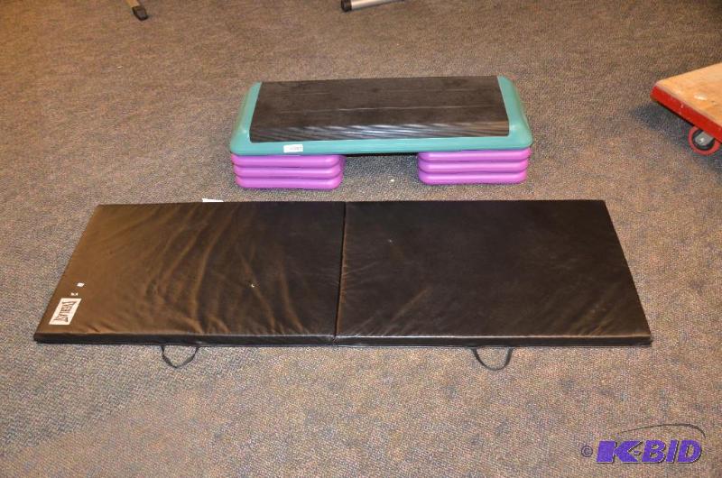 lot 112 image: Aerobic step 43" with 6 risers Everlast ...