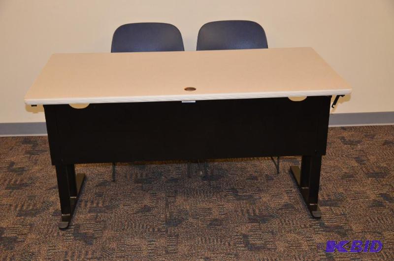 lot 20 image: Furniture