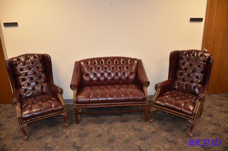 lot 3 image: Furniture