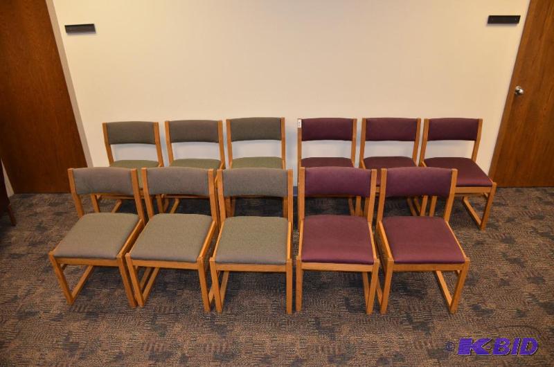 lot 4 image: Furniture
