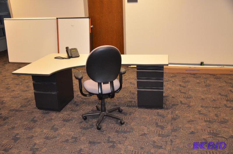 lot 51 image: L shaped desk  table with 2 black files 82x4...