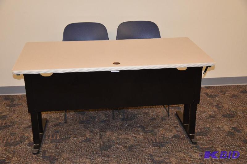 lot 76 image: Folding table 30x60" by Hon model 5264. ...