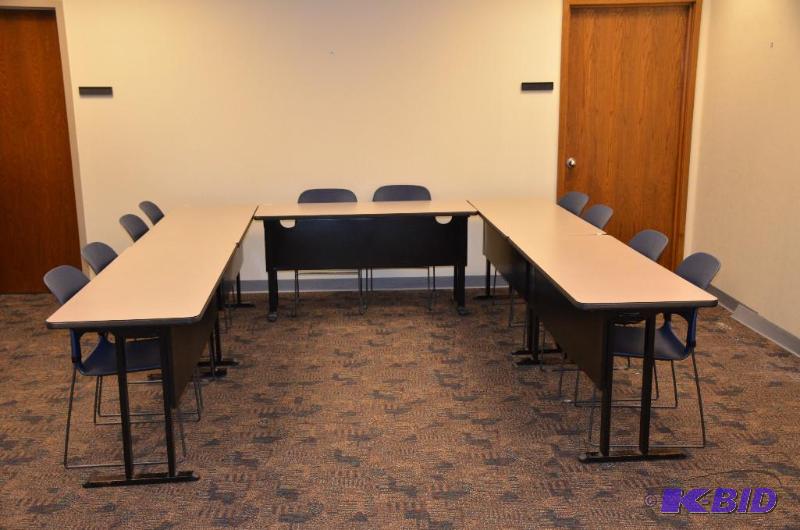 lot 92 image: 5 folding desks  table by Hon model 5354. 60...