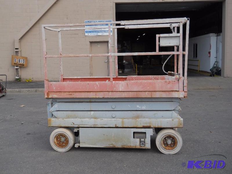 lot 4 image: Skyjack 3220 Scissor Lift. Runs, Drives Lifts. NO RESERVE