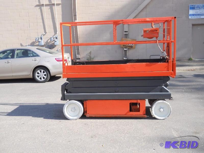 lot 7 image: Skyjack SJ3220 Scissorlift. Works.