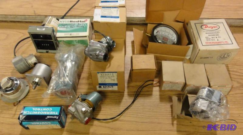 lot 116 image: Assorted electronics to include Dwyer Magneh...