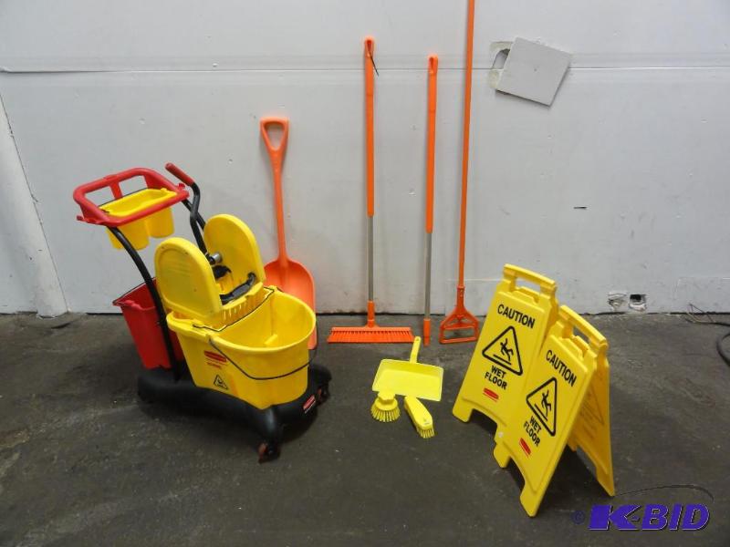 lot 158 image: Rubbermaid Commercial Products Wavebrake Mop ...
