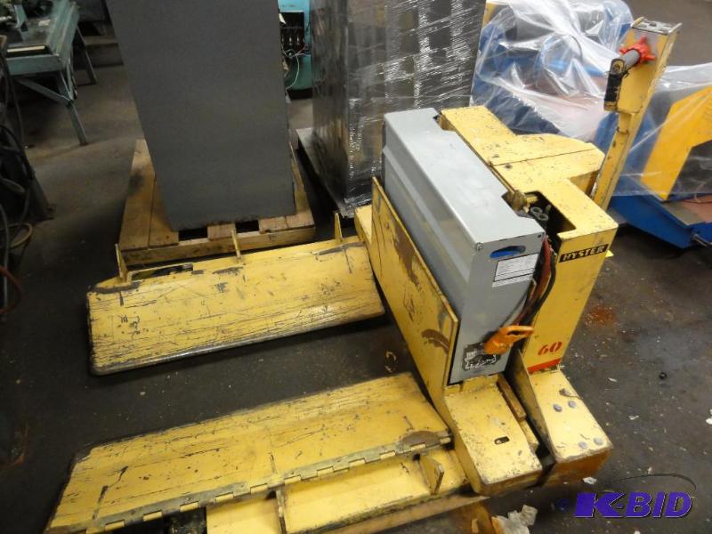lot 24 image: Hyster #60, 6,000Lb Roll Moving Battery Palle...