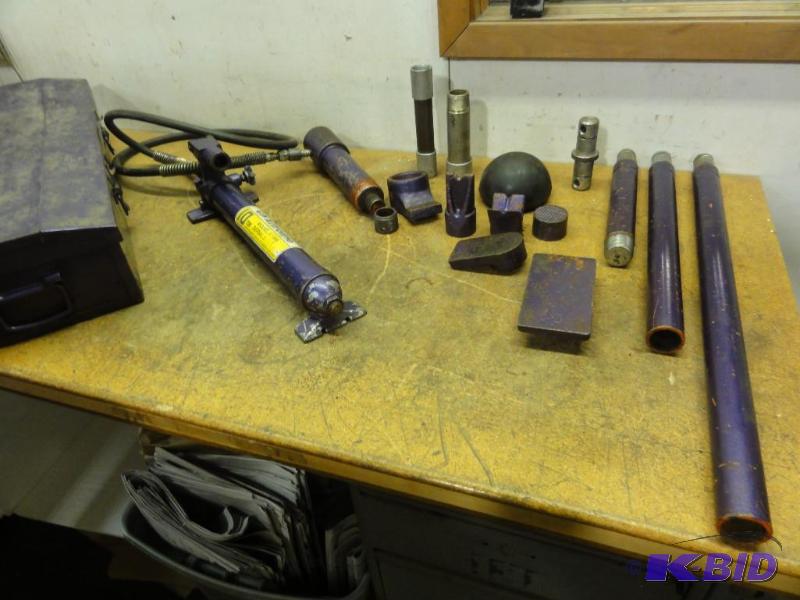 lot 29K image: Astroline 10-Ton Hydraulic Hand Pump Model 1...