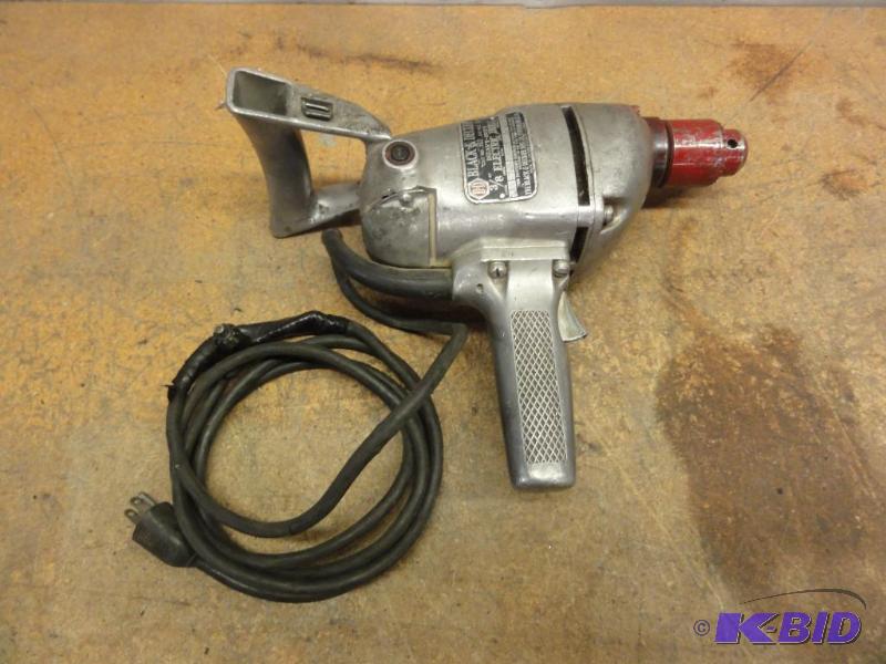 lot 81 image: Black and Decker Heavy Duty 38" Electri...