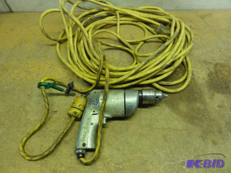 lot 85 image: Black and Decker 38" Drill With Grounde...