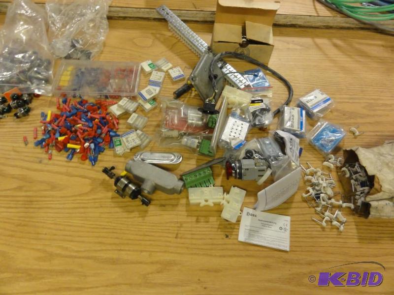 lot 92 image: Lot of assorted electrical items to include ...