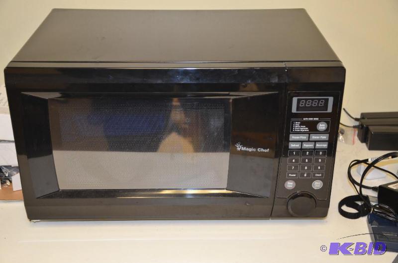 lot 155 image: Magic Chef model MCD1110BB microwave powers u...