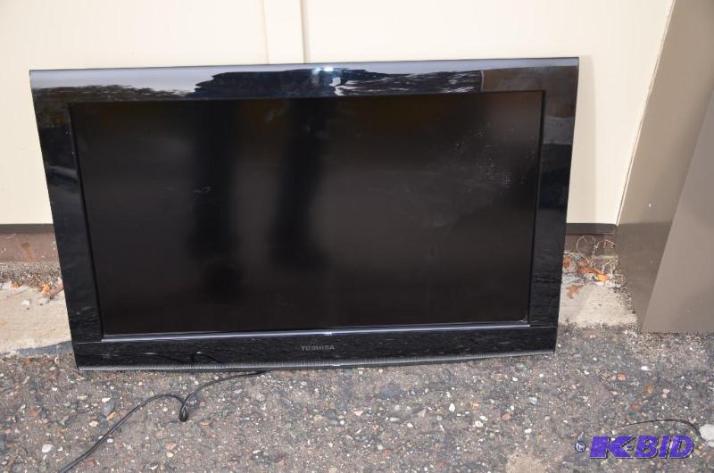 lot 22 image: Toshiba LCD TV DVD Combo model 32CV100U 32&qu...