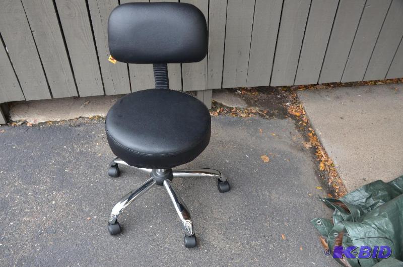 lot 84 image: 1 chair on wheels with adjustable height...