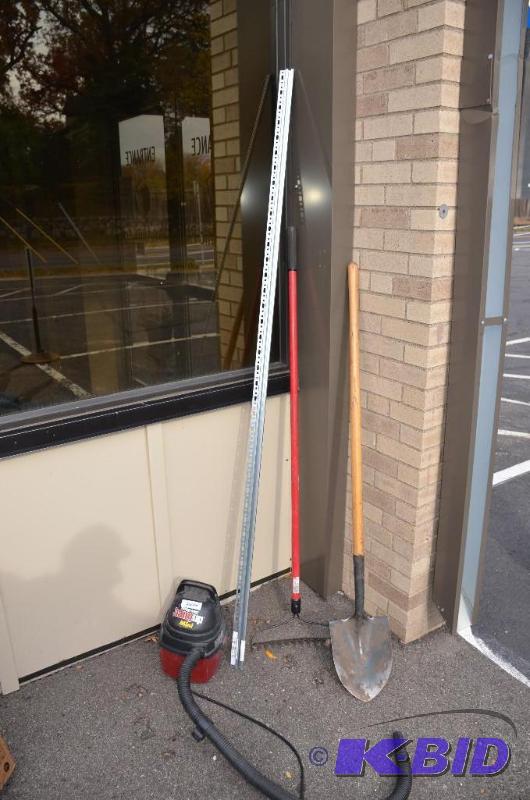 lot 90 image: Shop Vac Hang UP Mini, shovel, rake  ...