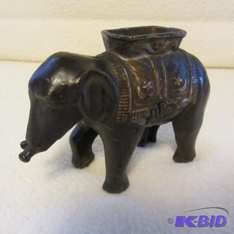 lot 11 image: Elephant Cast Iron Bank