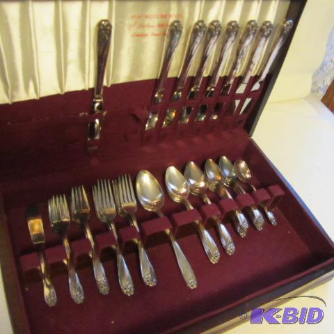 lot 115 image: Rogers Daffodil Silverware