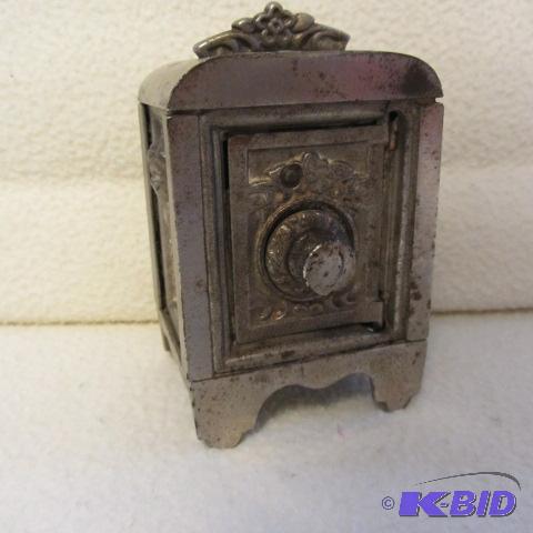 lot 14 image: Cherubs Cast Iron Bank