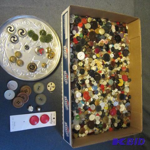 lot 195 image: Vintage Sewing Buttons