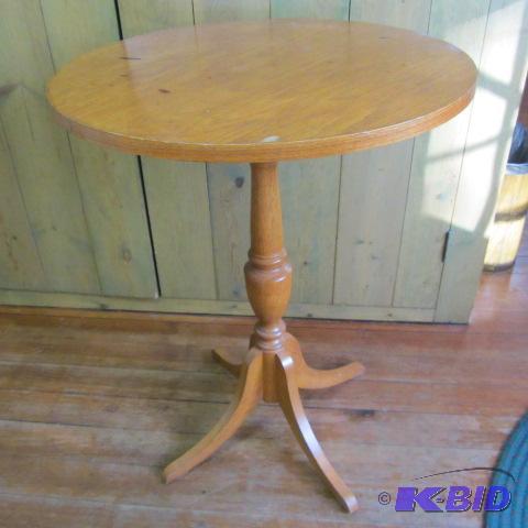 lot 223 image: Pedestal Table