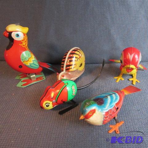 lot 262 image: Tin Windup Birds & Mouse