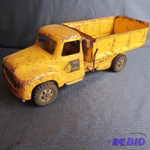 lot 265 image: Buddy L Dump Truck