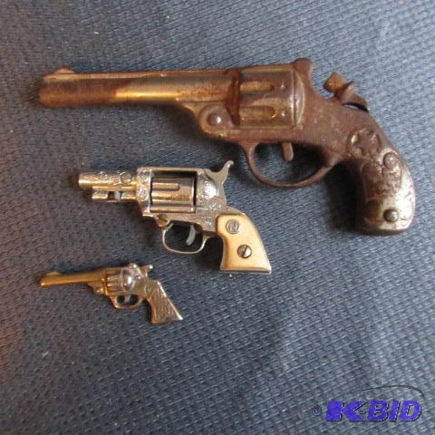 lot 324 image: Star & Paint Cap Pistols