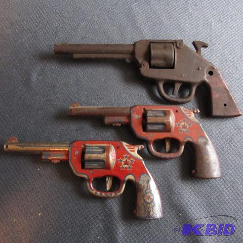 lot 325 image: Three Cap Guns