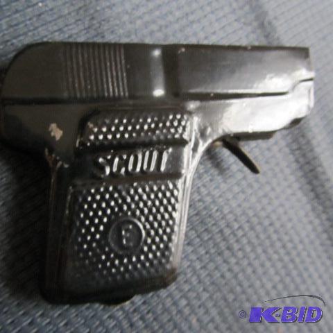 lot 326 image: Scout and 6in Cap Guns