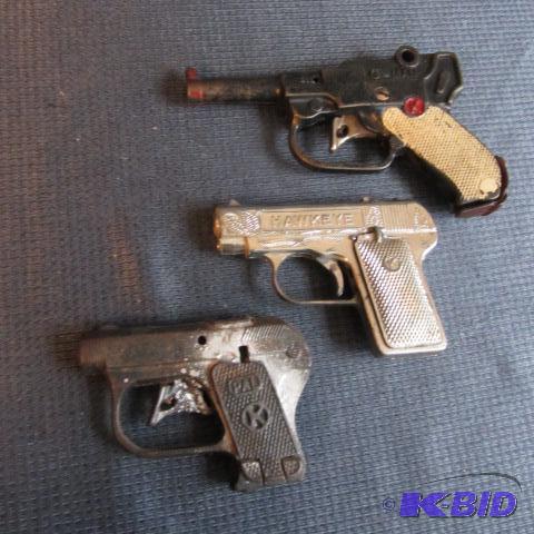 lot 336 image: G-Man, Hawkeye & Pal Cap Gus