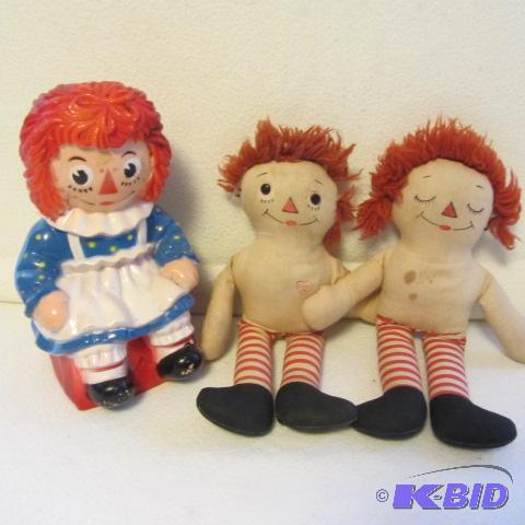 lot 42 image: Raggedy Ann Bank & Dolls