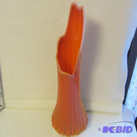 lot 52 image: Stretch Vase