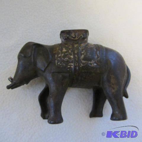 lot 9 image: Elephant Cast Iron Bank
