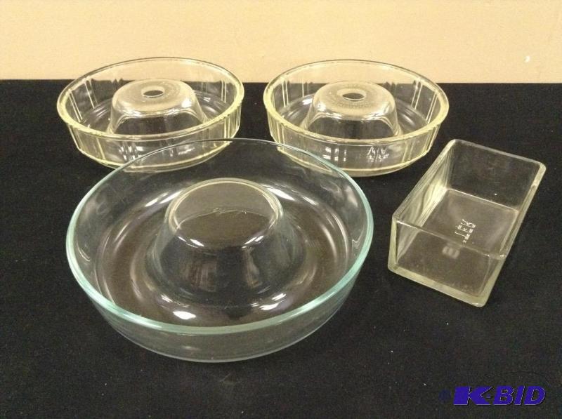 lot 107 image: Glass Baking Dishes