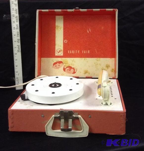 lot 20 image: Vintage Vanity Fair Portable Record Player