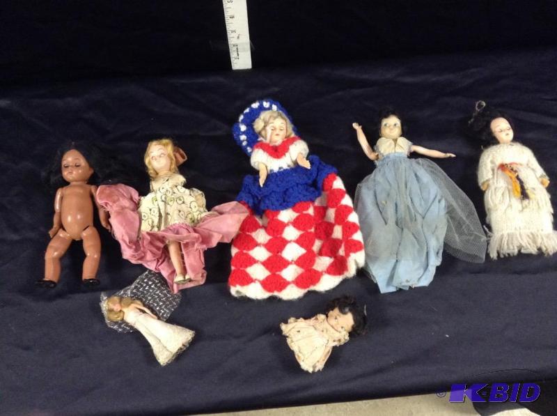 lot 22 image: Variety of Dolls