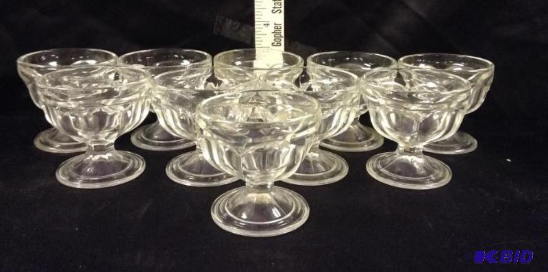 lot 27 image: Vintage Clear Glass Sundae Cups