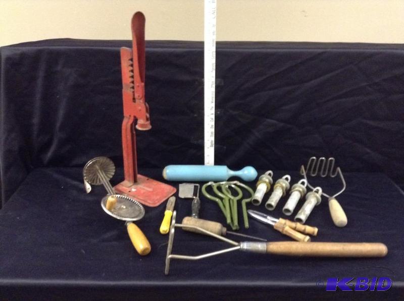 lot 29 image: Vintage Kitchen Items