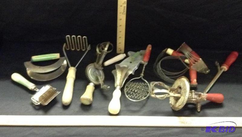 lot 3 image: Assorted Vintage Kitchen Utensils
