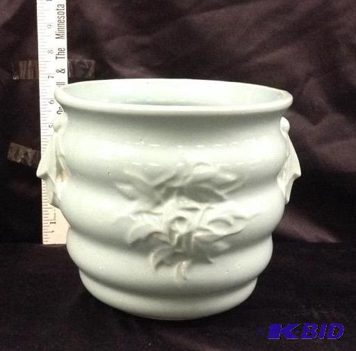 lot 35 image: McCoy USA Pottery Planter