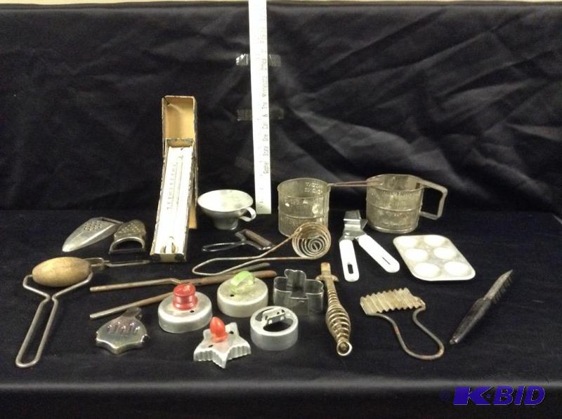 lot 38 image: Vintage Kitchen Goodies