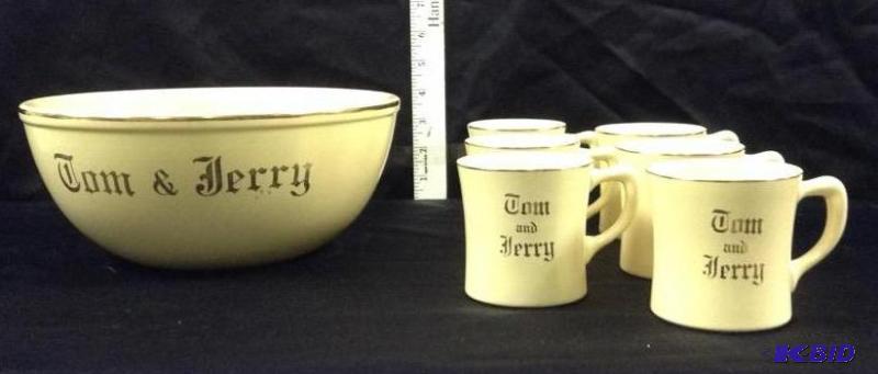 lot 9 image: Homer Laughlin Tom & Jerry Beverage Set