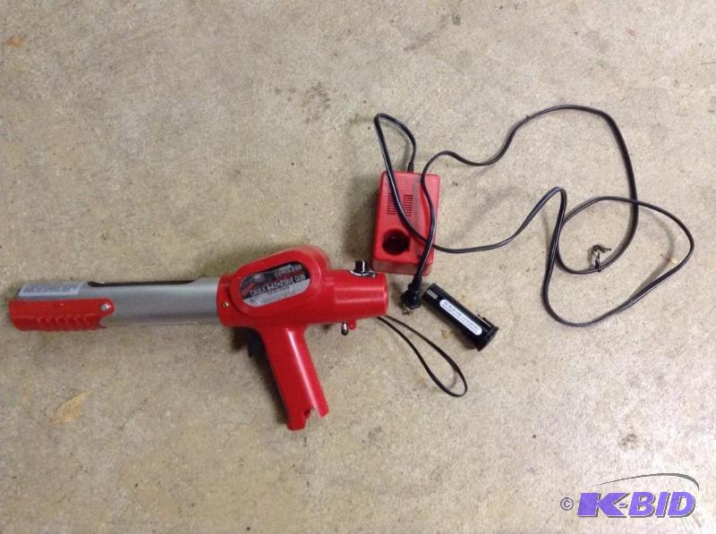 Milwaukee Cordless Caulk & Adhesive Gun