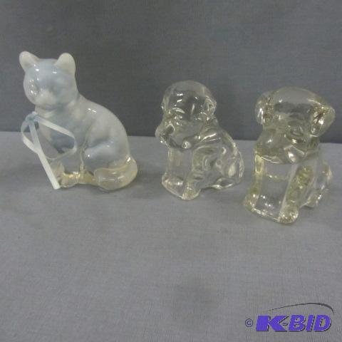 lot 100 image: Fenton Cat, Dog Figures